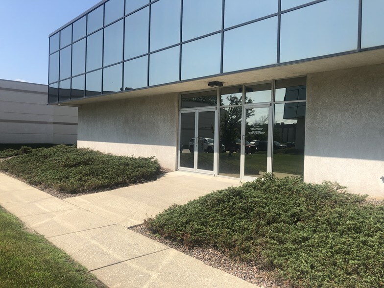 More Photos Of 555 S Industrial Dr, Hartland Office For Lease