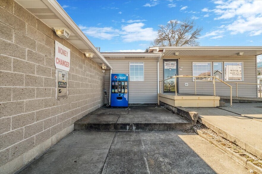 More Photos Of 212 Pine St, Jefferson Carwash For Sale