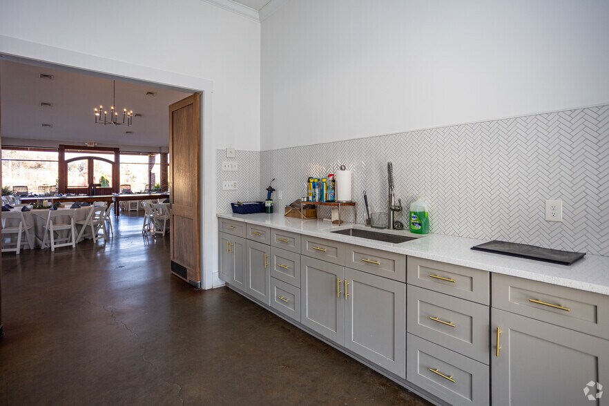 More Photos Of 9133 Hunter Valley Ln, Knoxville Sports And Entertainment For Sale