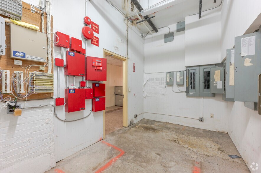 More Photos Of 1 Brockway Pl, White Plains Veterinarian Kennel For Lease