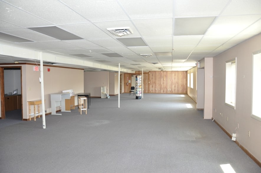 More Photos Of 10 Renaissance Way, Sanford Warehouse For Lease