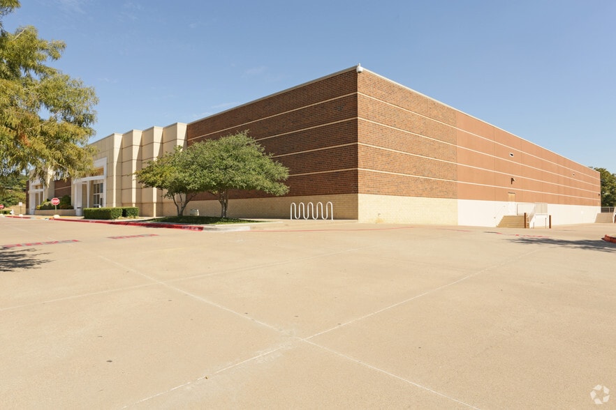 More Photos Of 3865 S Carrier Pky, Grand Prairie Freestanding For Sale