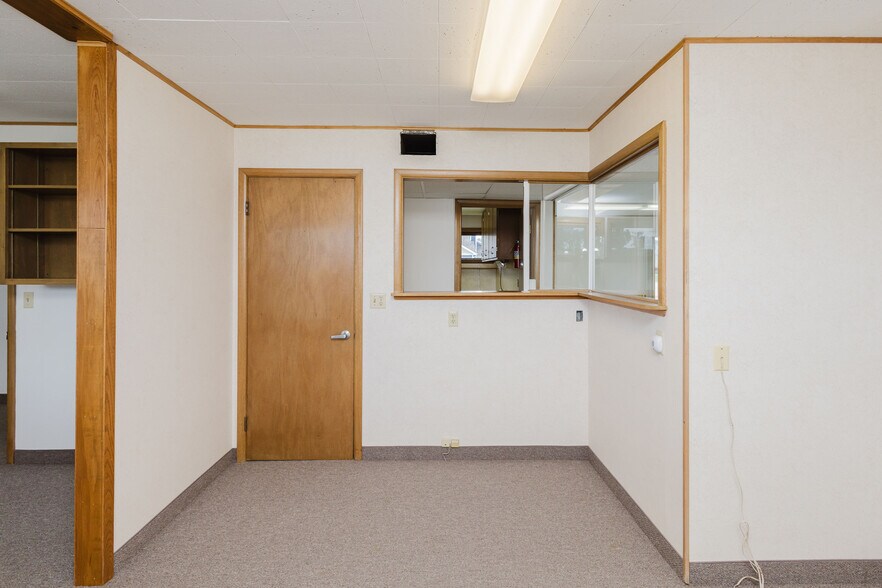 More Photos Of 506 Main St, Hollandale Office For Sale