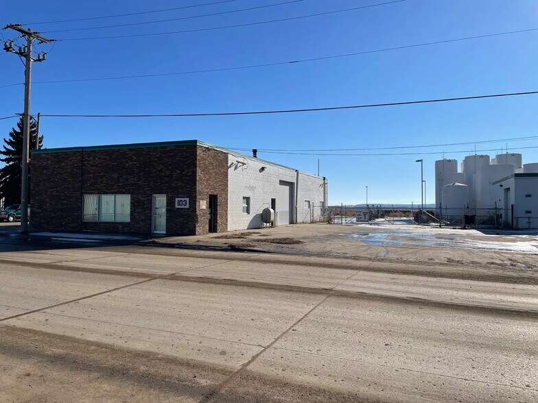 More Photos Of 103 1st St W, Williston Flex For Sale