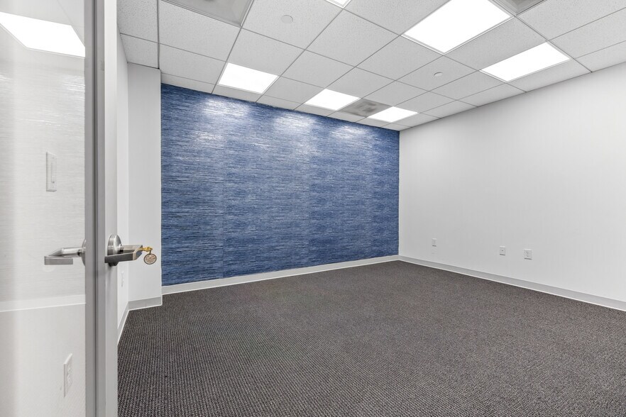 More Photos Of 17 S Briar Hollow Ln, Houston Office Residential For Lease