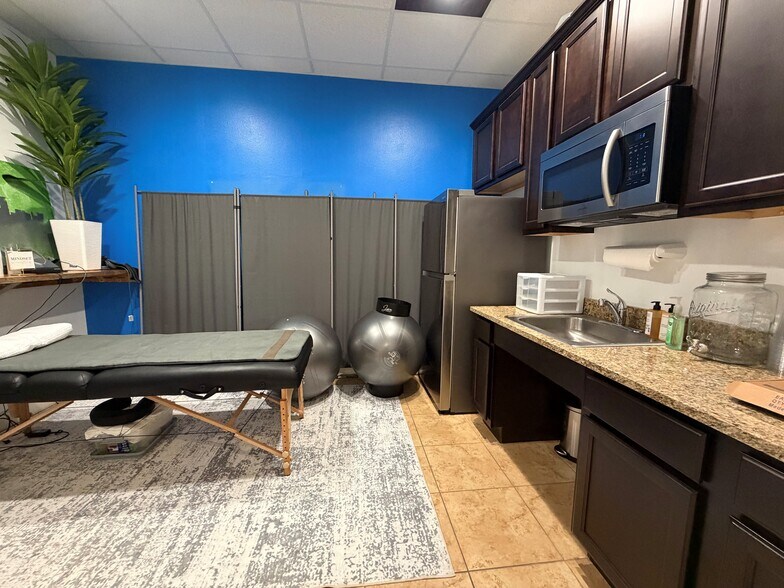 More Photos Of 20008 Champion Forest Dr, Spring Medical For Lease