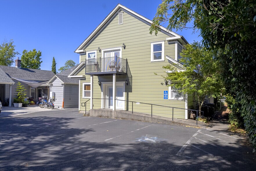 More Photos Of 230 Center St, Healdsburg Office For Lease