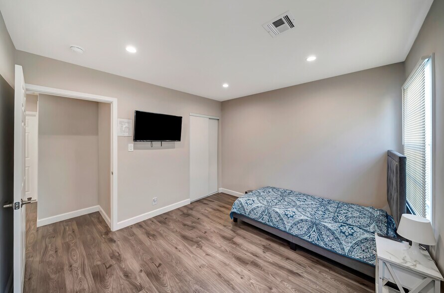 More Photos Of 6856 Hesperia Ave, Reseda Assisted Living For Sale
