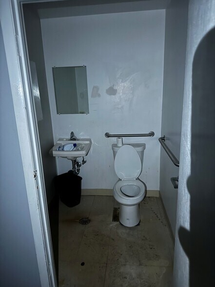 More Photos Of 3315 W 115th St, Merrionette Park General Retail For Lease