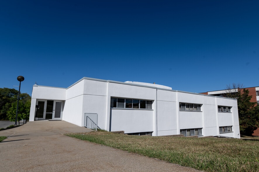 More Photos Of 2620 Fleur Dr, Des Moines Office For Lease