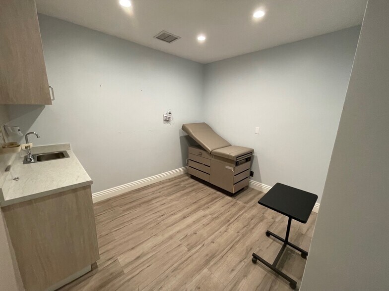 More Photos Of 10866 Riverside Dr, North Hollywood Hospital For Lease