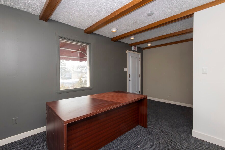 More Photos Of 61 Boul Grand, L'Île-Perrot Office For Lease