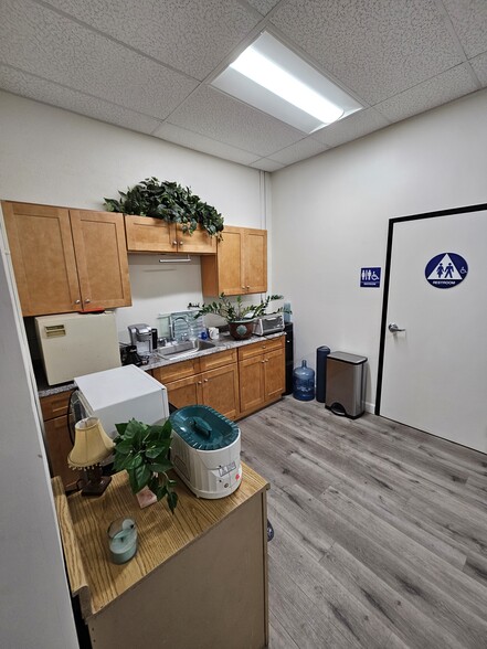 More Photos Of 445-475 N Lake Ave, Pasadena Freestanding For Lease