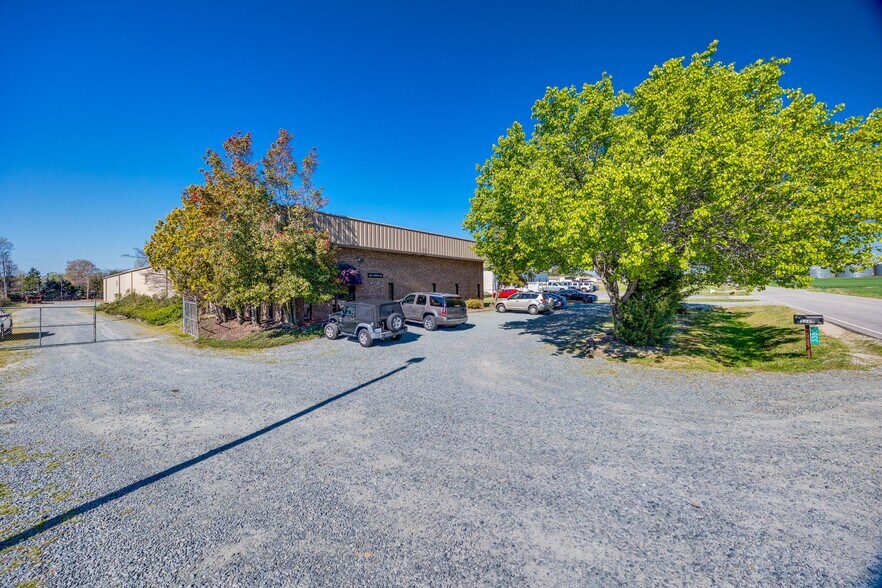 More Photos Of 3380 Smith Farm Rd, Matthews Warehouse For Lease
