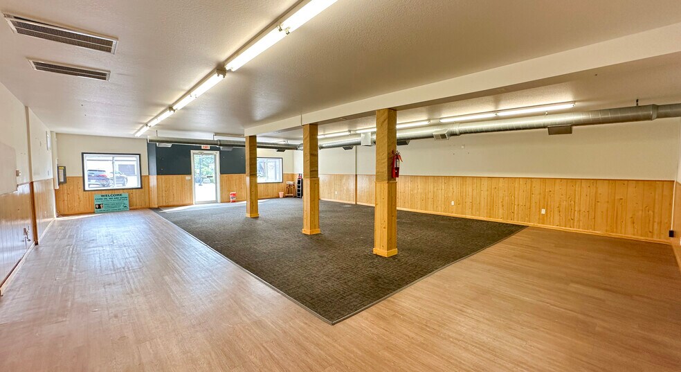 More Photos Of 210 2nd St, Lincoln Flex For Sale