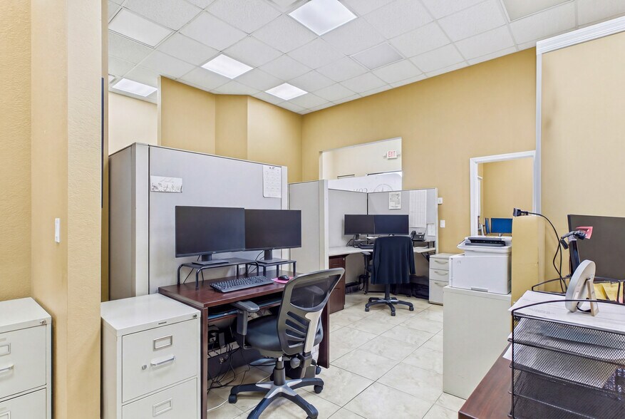 More Photos Of 1010 NE 9th St, Cape Coral Office For Sale