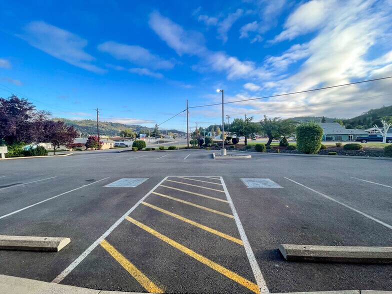 More Photos Of 2198 NE Stephens St, Roseburg Medical For Sale