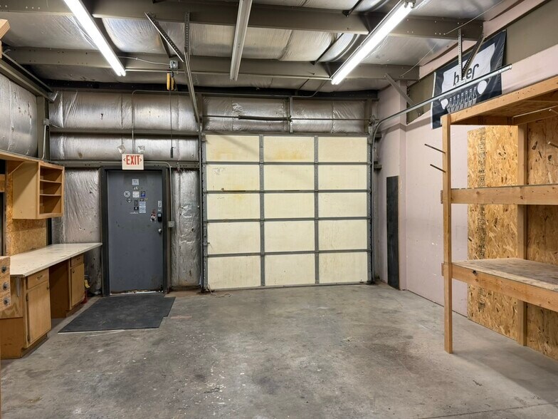 More Photos Of 1624 Commerce Pky, Bloomington Industrial For Lease