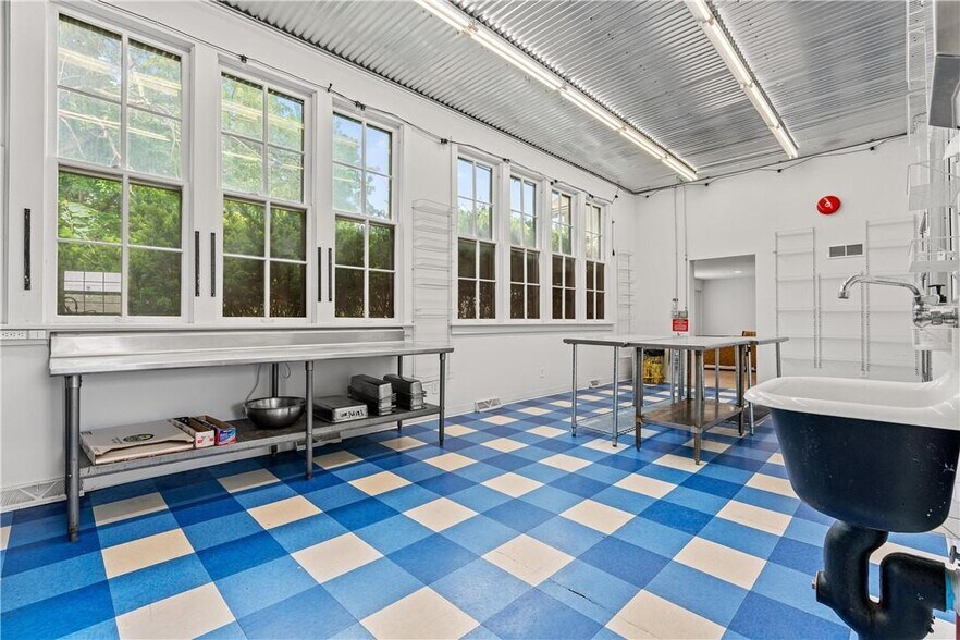 More Photos Of 505 MO-273 Highway, Tracy Freestanding For Sale