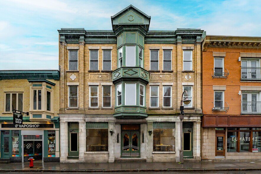Primary Photo Of 253 Rue Saint-Joseph E, Québec General Retail For Lease
