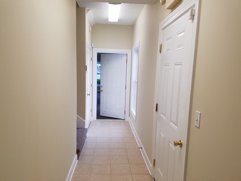 More Photos Of 7301 Fegenbush Ln, Louisville Office For Lease