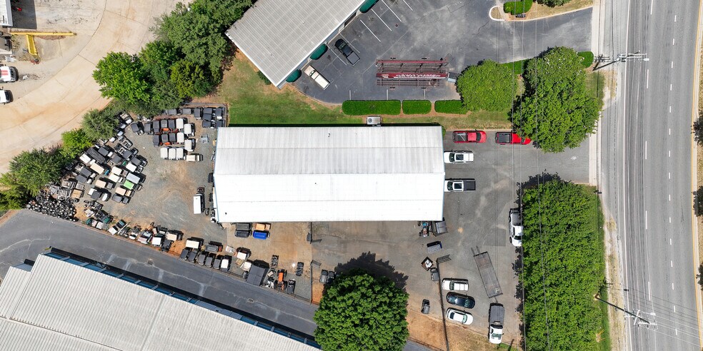 More Photos Of 5709 Brookshire Blvd, Charlotte Warehouse For Lease