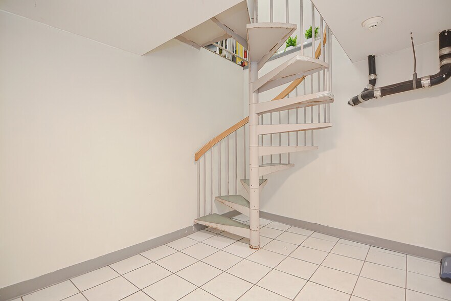 More Photos Of 49-51 Holland St, Somerville Storefront Retail Office For Lease