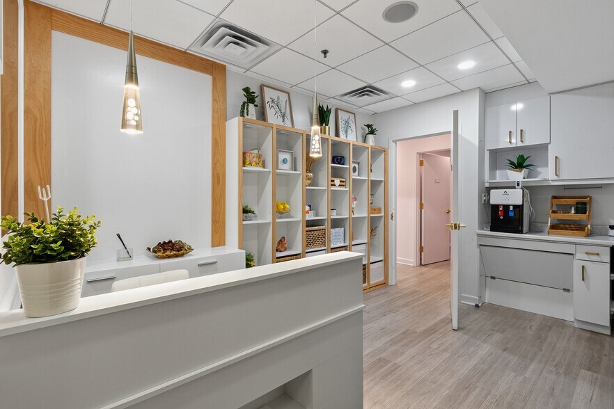 More Photos Of 7601 Lewinsville Rd, McLean Medical For Sale