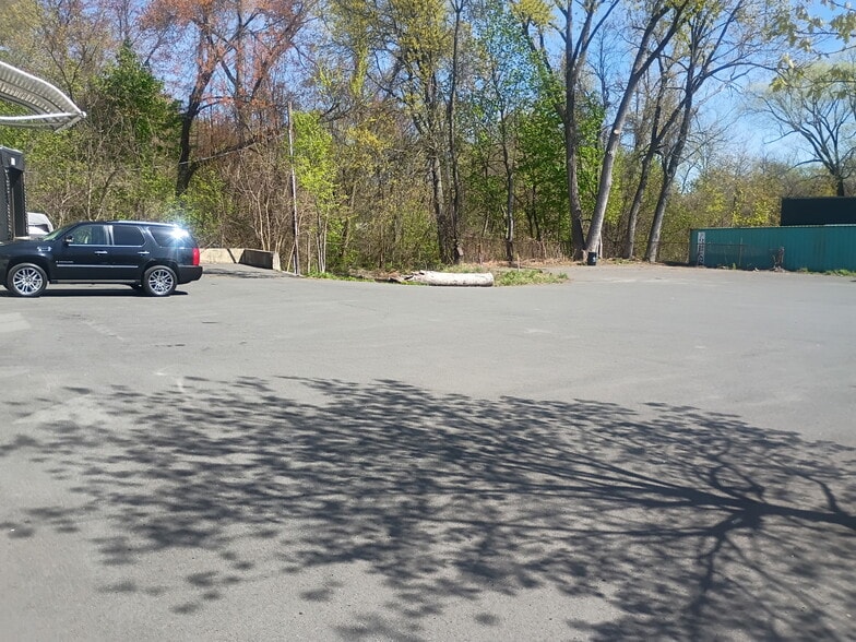 More Photos Of 1566 State St, Springfield Showroom For Lease