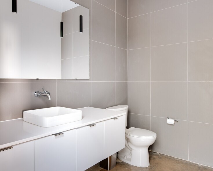 More Photos Of 2292 Vantage St, Dallas Showroom For Sale