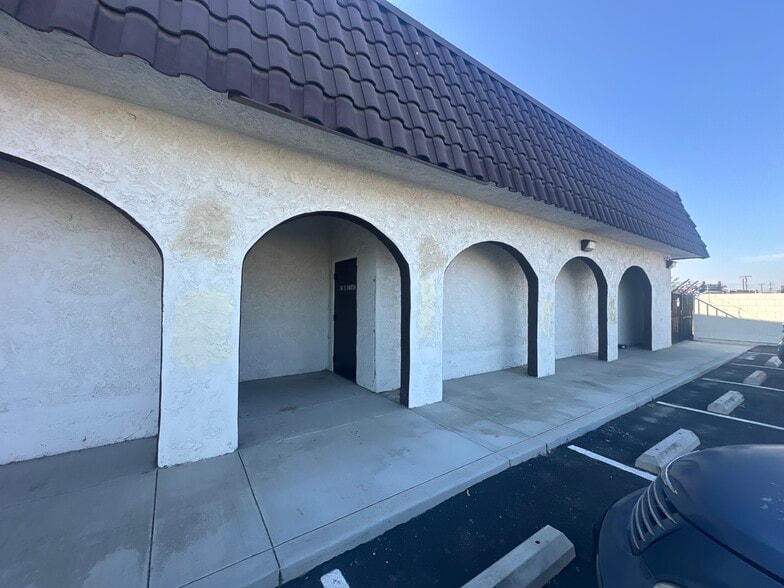 More Photos Of 10323 Cypress Ave, Riverside Restaurant For Lease