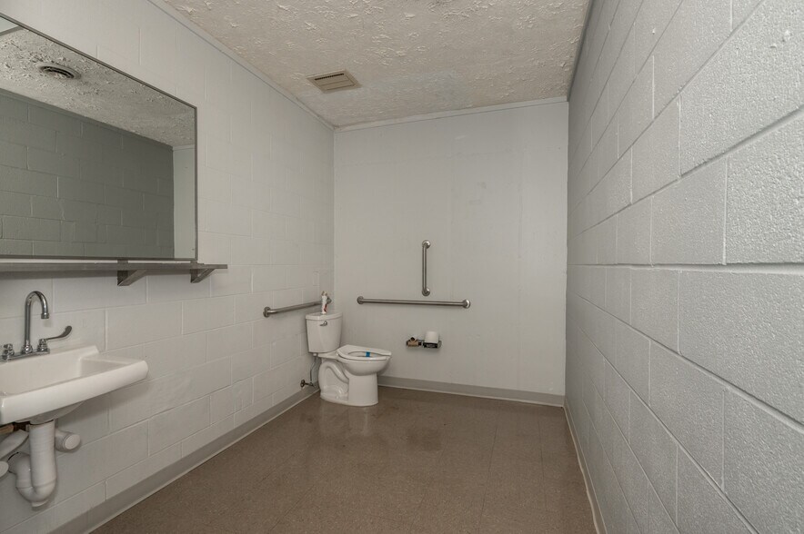 More Photos Of 2918 Price Ave, Cincinnati Office For Lease