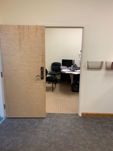 More Photos Of 7509 Pennsylvania Ave, Sarasota Showroom For Lease