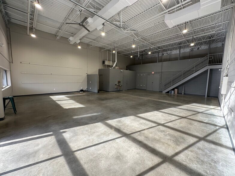 More Photos Of 287 Sunset Park Dr, Herndon Showroom For Lease