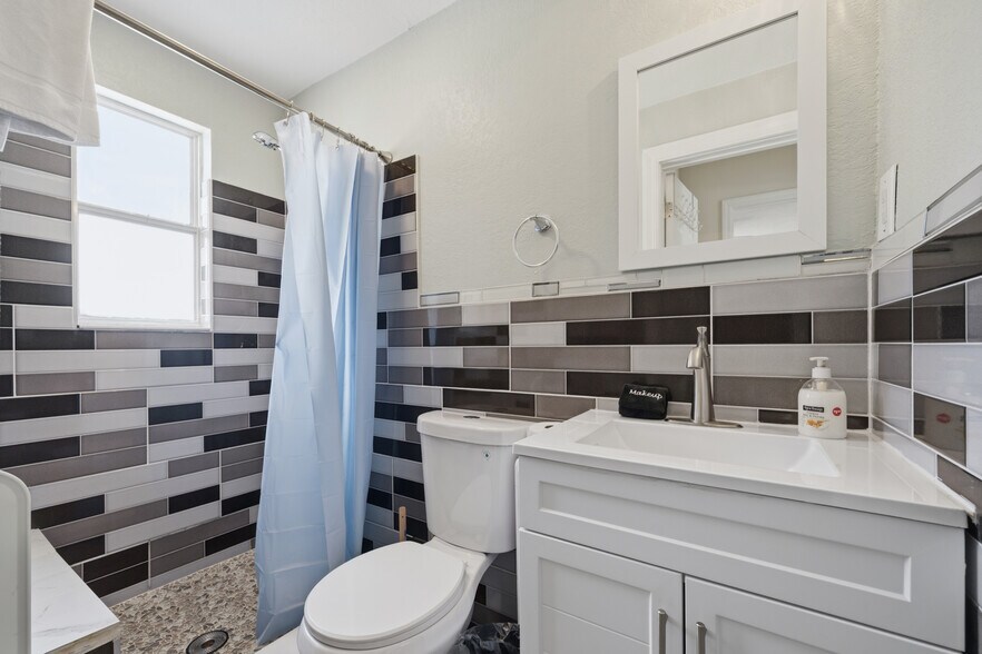 More Photos Of 602 Poinsettia Ave, Clearwater Beach Hotel For Sale