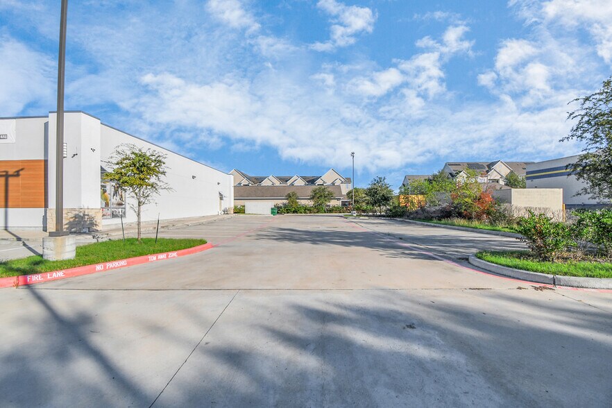 More Photos Of 10423 N Sam Houston Pky E, Humble Sports And Entertainment For Sale