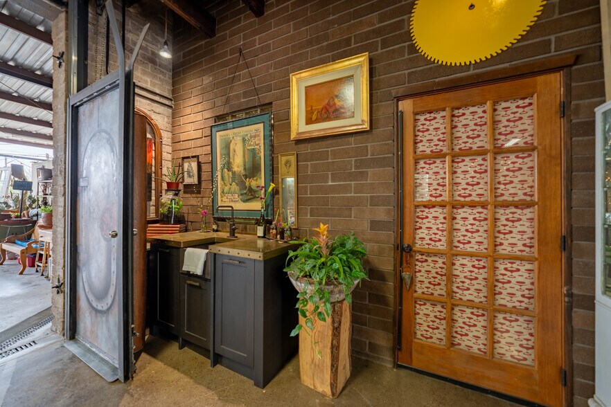 More Photos Of 1109 Grand Ave, Phoenix Storefront For Sale