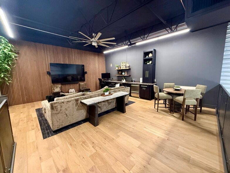 More Photos Of 7800 E Greenway RD. Unit A105, Scottsdale Warehouse For Sale