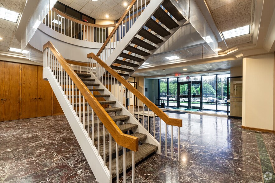 More Photos Of 500 Craig Rd, Manalapan Township Office For Lease