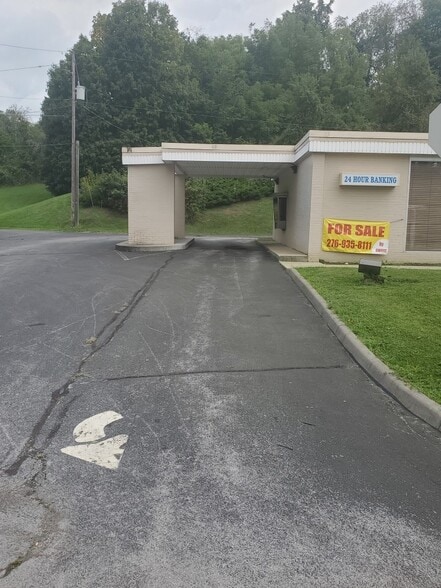 More Photos Of 143 W Riverside Dr, North Tazewell Office For Sale