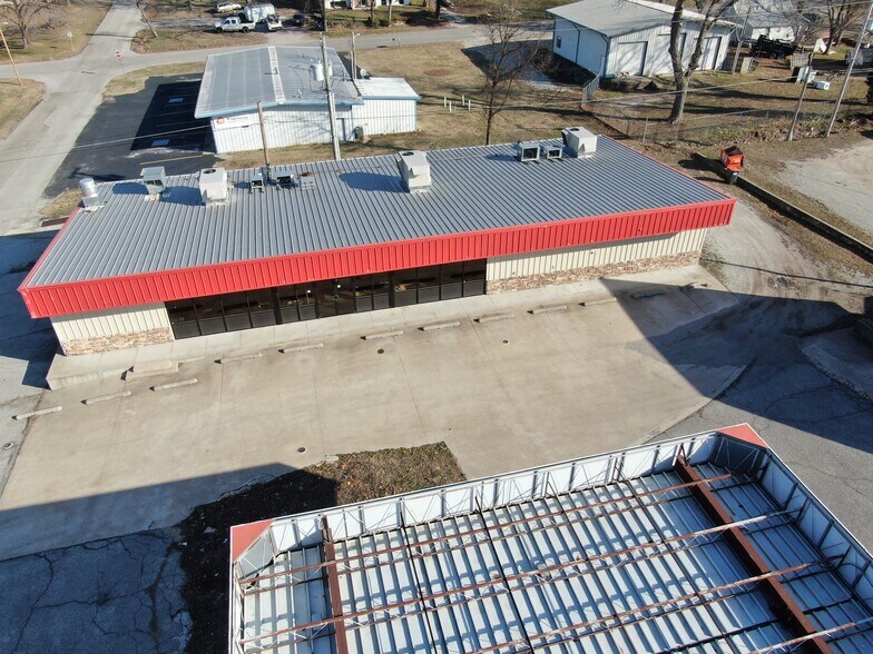 More Photos Of 607 S Main St, Grove Service Station For Sale