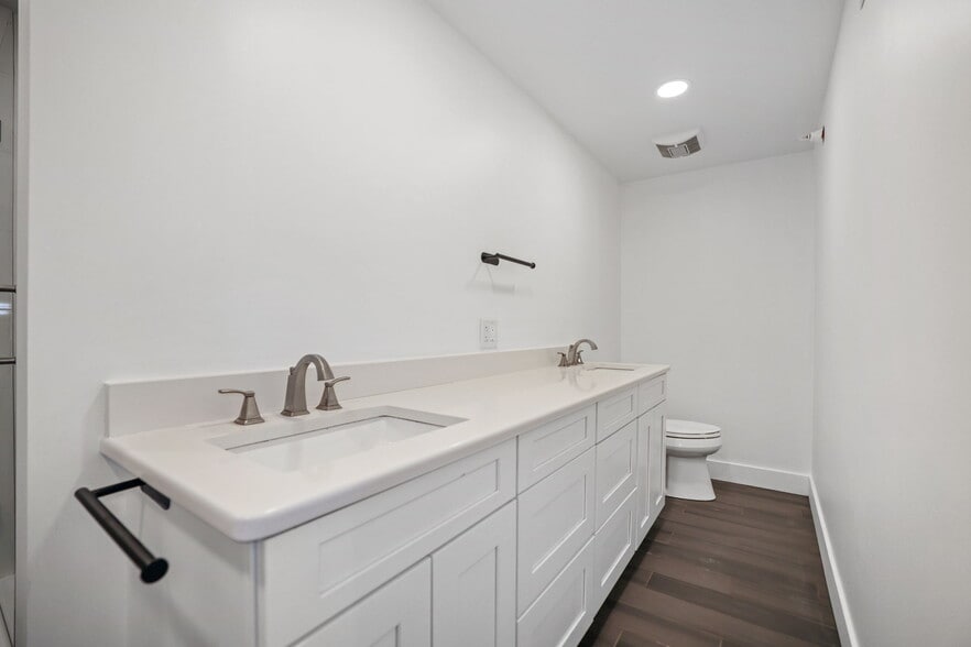 More Photos Of 10830 Navajo Dr, Saint Petersburg Showroom For Sale