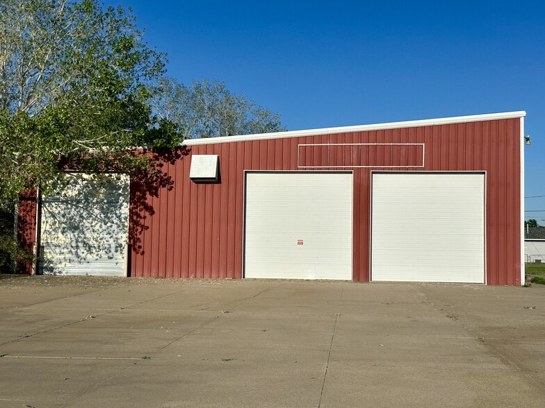 Primary Photo Of 704 S 14th Ave, Dodge City Distribution For Sale