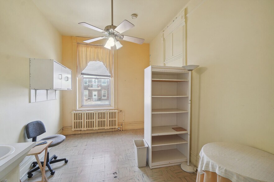 More Photos Of 215 St De Castelnau E, Montréal General Retail For Lease