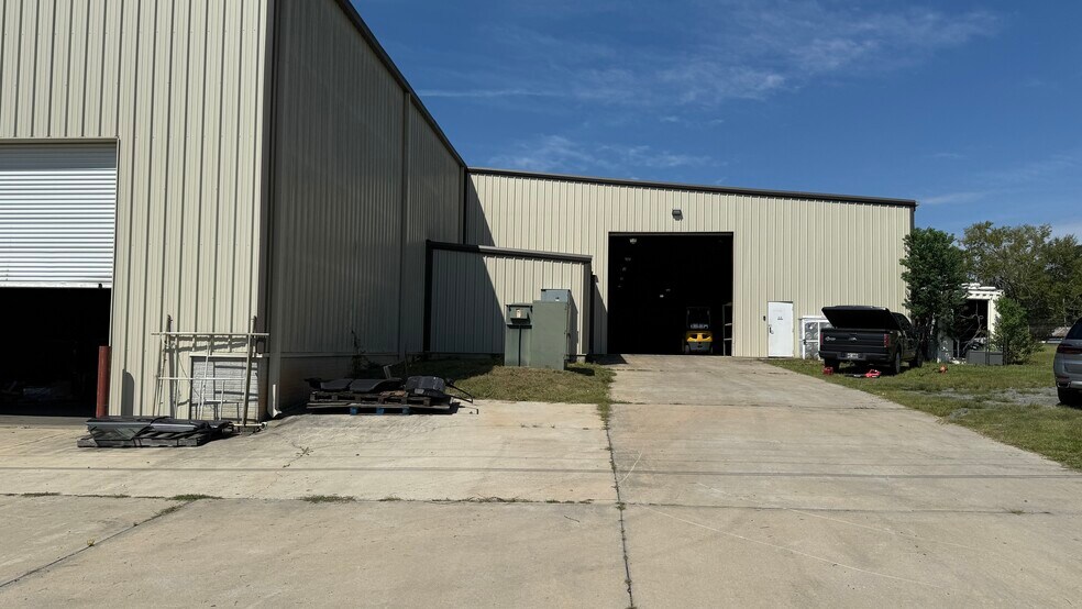 More Photos Of 308 Rogers St, Barnesville Warehouse For Lease