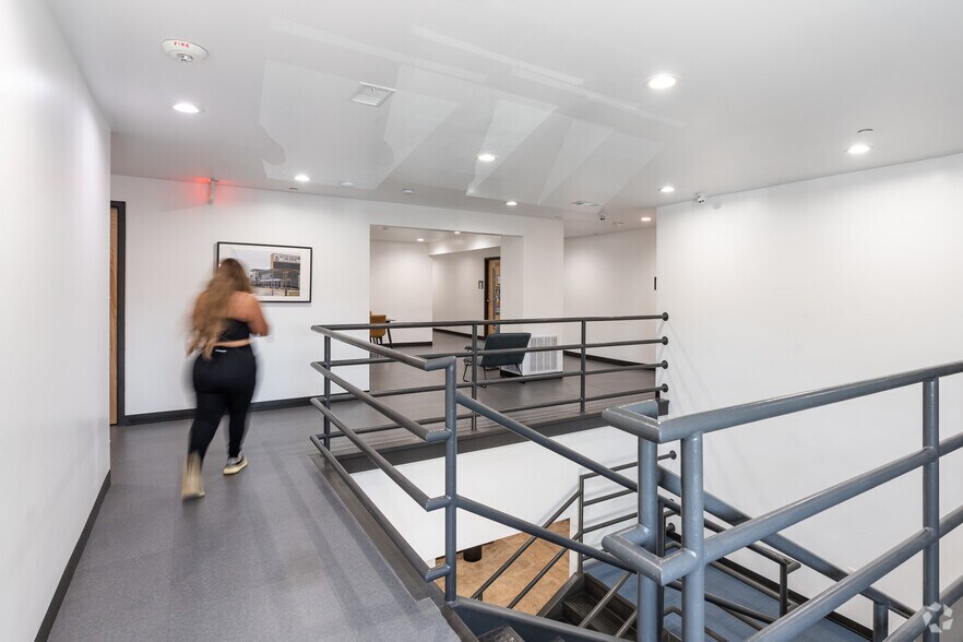 More Photos Of 2910 S Beckley Ave, Dallas Storefront Retail Office For Lease