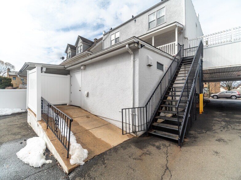 More Photos Of 121 Regent St, Port Chester Funeral Home For Sale