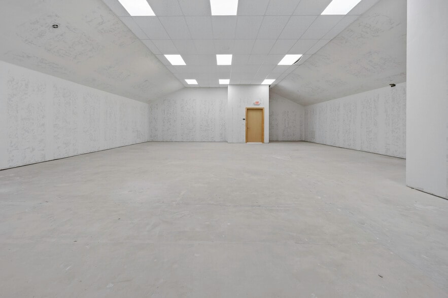 More Photos Of 4403-4411 SW 3rd St, Oklahoma City Showroom For Lease