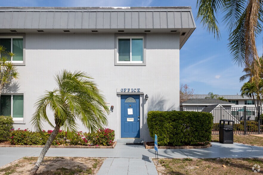 More Photos Of 8372 Beacon Blvd, Fort Myers Apartments For Sale