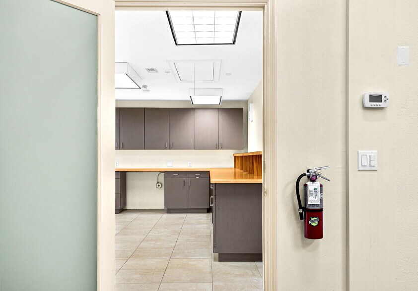 More Photos Of 525 8th St W, Bradenton Office For Sale